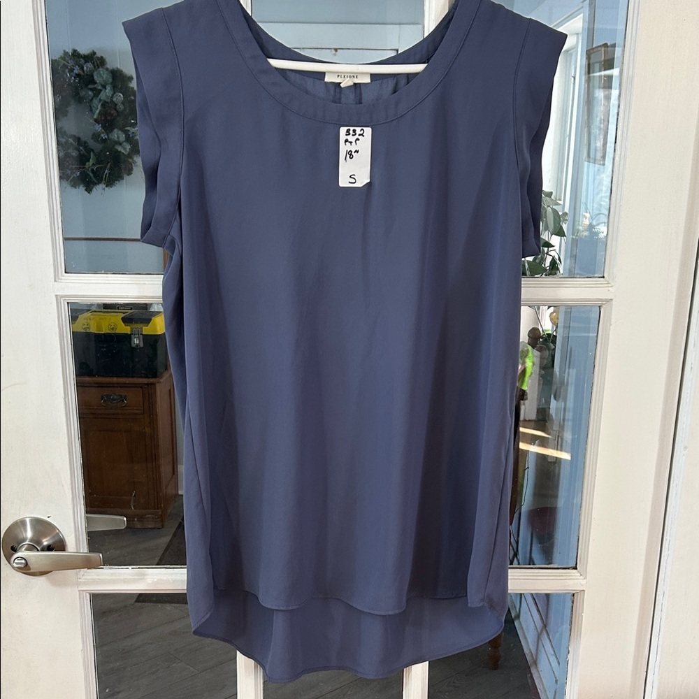 332.   Elegant Blue Sleeveless Top